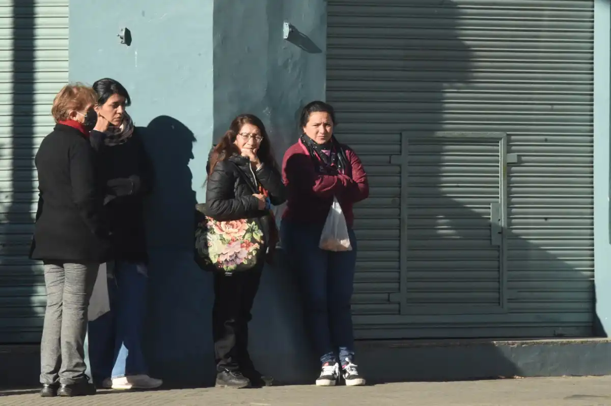 EN LAS CALLES. Los tucumanos padecen el frío a un mes de la llegada del invierno. LA GACETA/FOTO DE ANALÍA JARAMILLO