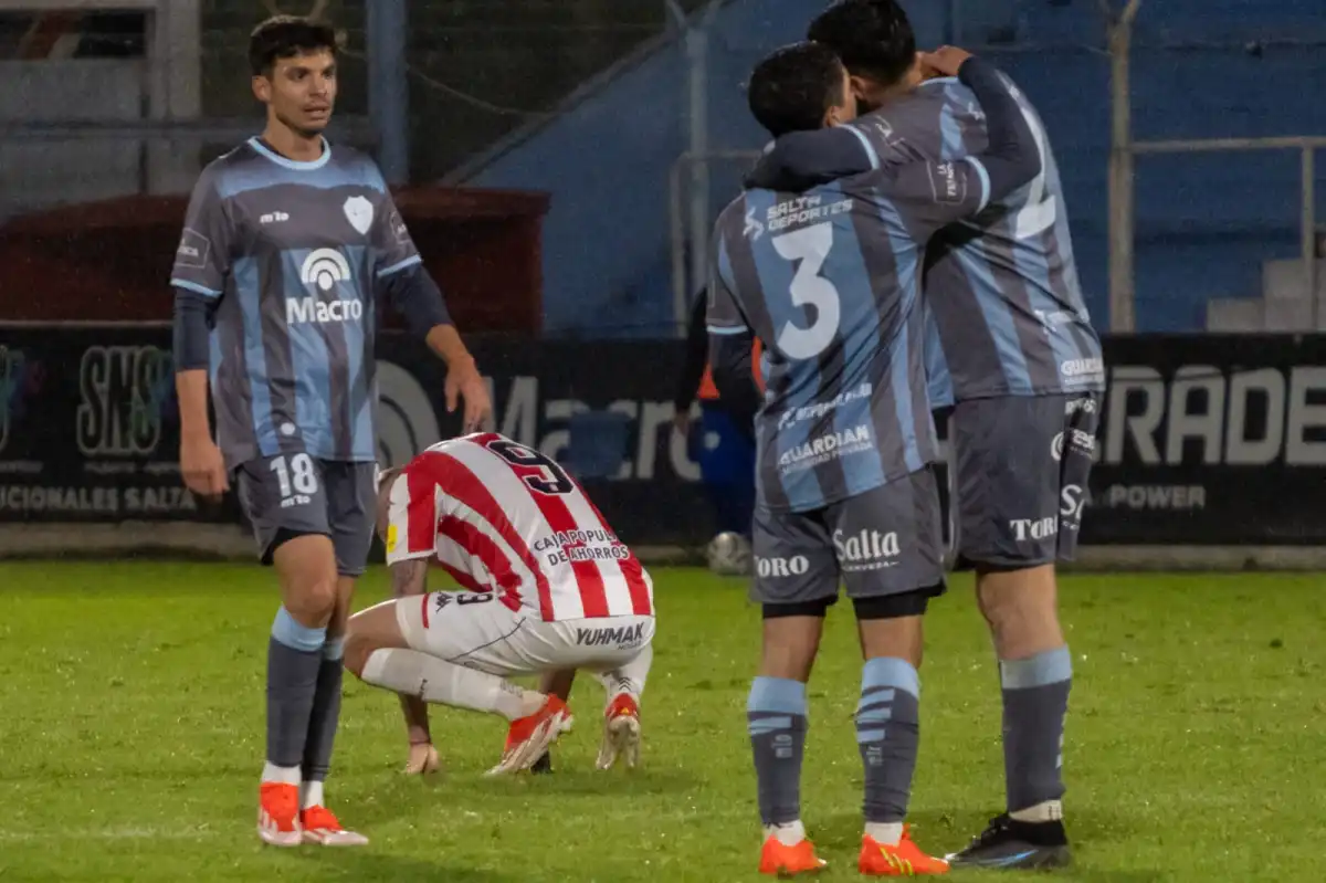 LAMENTO. Diellos queda en cuclillas mientras los futbolistas de Gimnasia y Tiro celebran el triunfo.