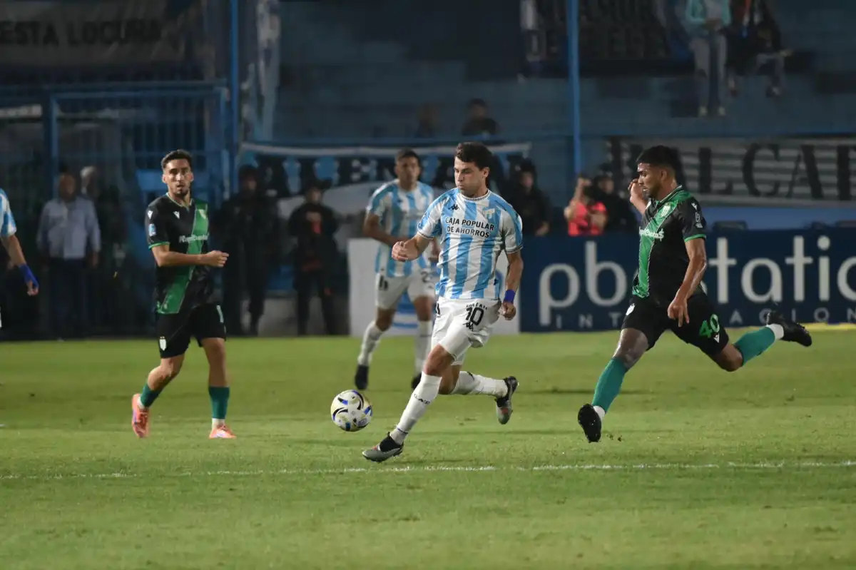 QUIERE VOLVER A SER CLAVE. Franco Nicola participó de manera directa en los últimos goles de Atlético Tucumán; este miércoles, el uruguayo buscará volver a influir en el ataque frente a Talleres.