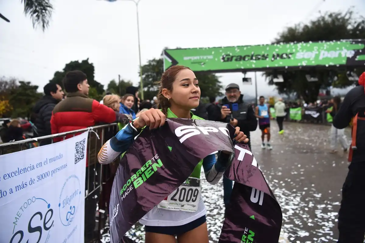 EMOCIÓN. Velardez sostiene la cinta de llegada tras haberse consagrado en los 10km de la carrera de Yerba Buena.