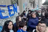 Tensión en la escuela Normal: cruces entre padres y policías durante una sentada de alumnos que exigen mejoras