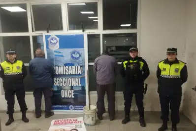 Dos hombres fueron demorados por pegar carteles de Myriam Bregman en la vía pública