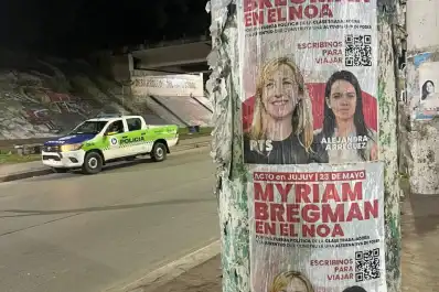 Dos hombres fueron demorados por pegar carteles de Myriam Bregman en la vía pública