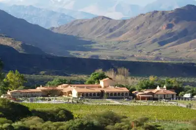 Dónde queda el pueblito que alberga la bodega en funcionamiento más antigua de Argentina