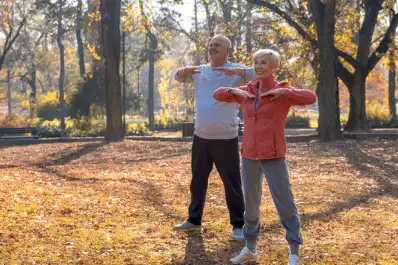 Este sencillo ejercicio de dos minutos puede reducir el riesgo de caídas y mejorar el equilibrio