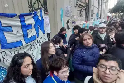 Tensión en la escuela Normal: cruces entre padres y policías durante una sentada de alumnos que exigen mejoras