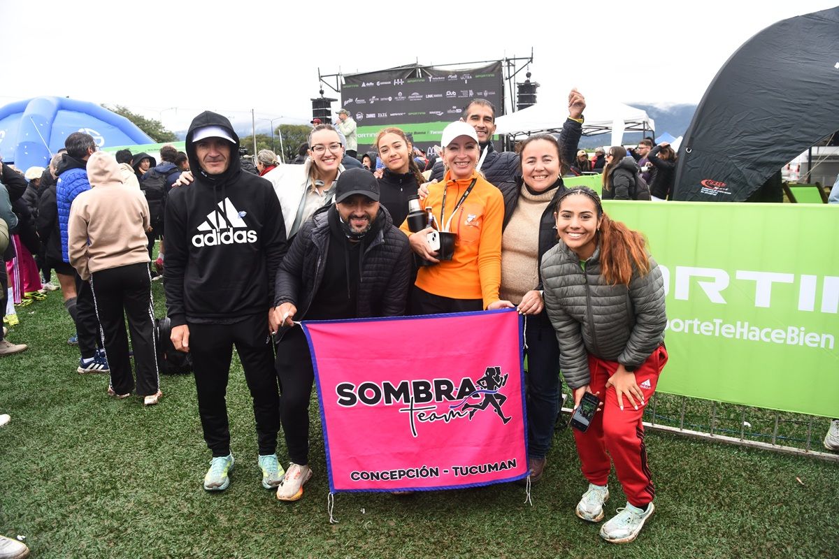 FAMILIA. Velardez posa con los suyos tras consagrarse en los 10k de Yerba Buena.