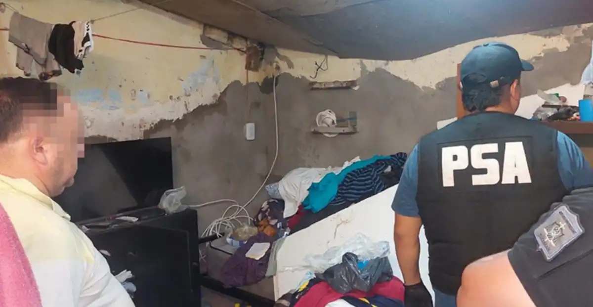 El operativo se realizó en la celda donde estaba un detenido. 