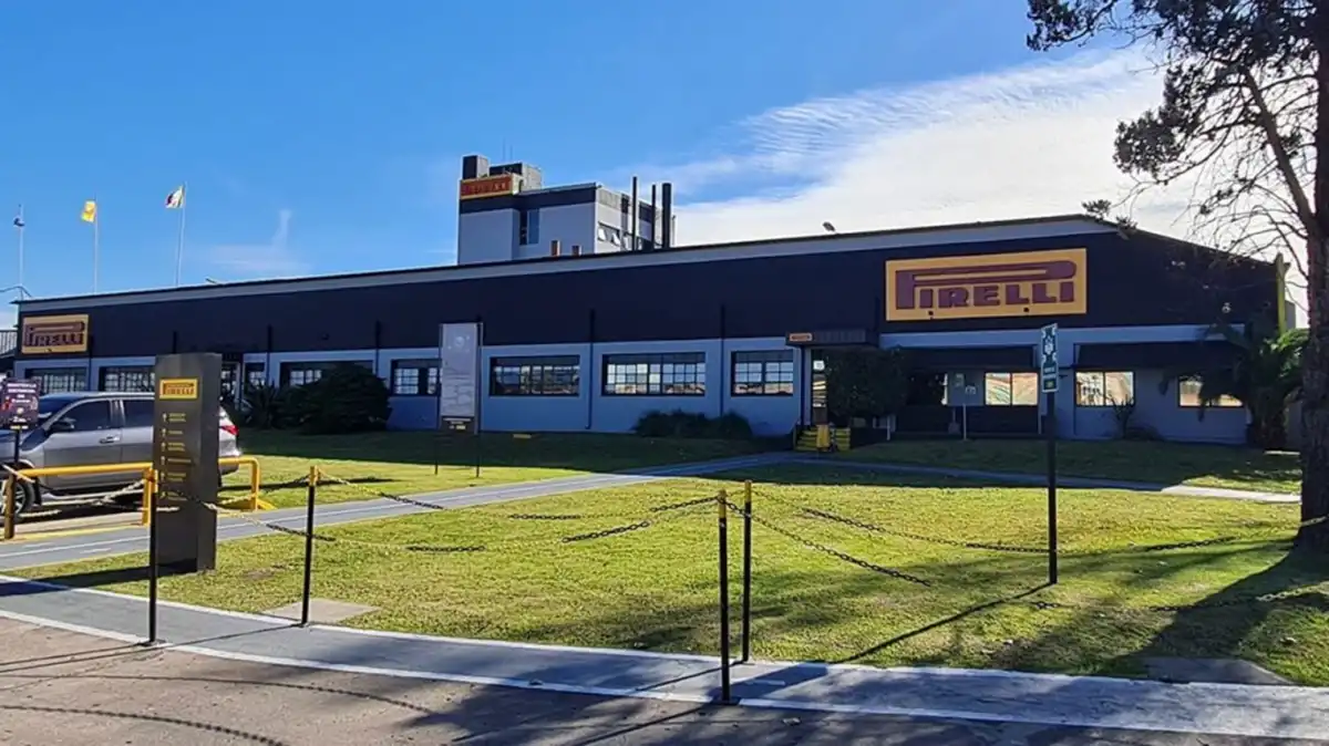 Crisis del neumático: Pirelli paraliza su planta de Merlo y el SUTNA vende inmuebles para sostener la obra social
