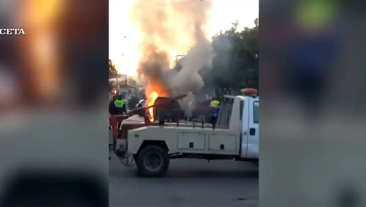 EN LLAMAS. La camioneta se prendió fuego por completo.