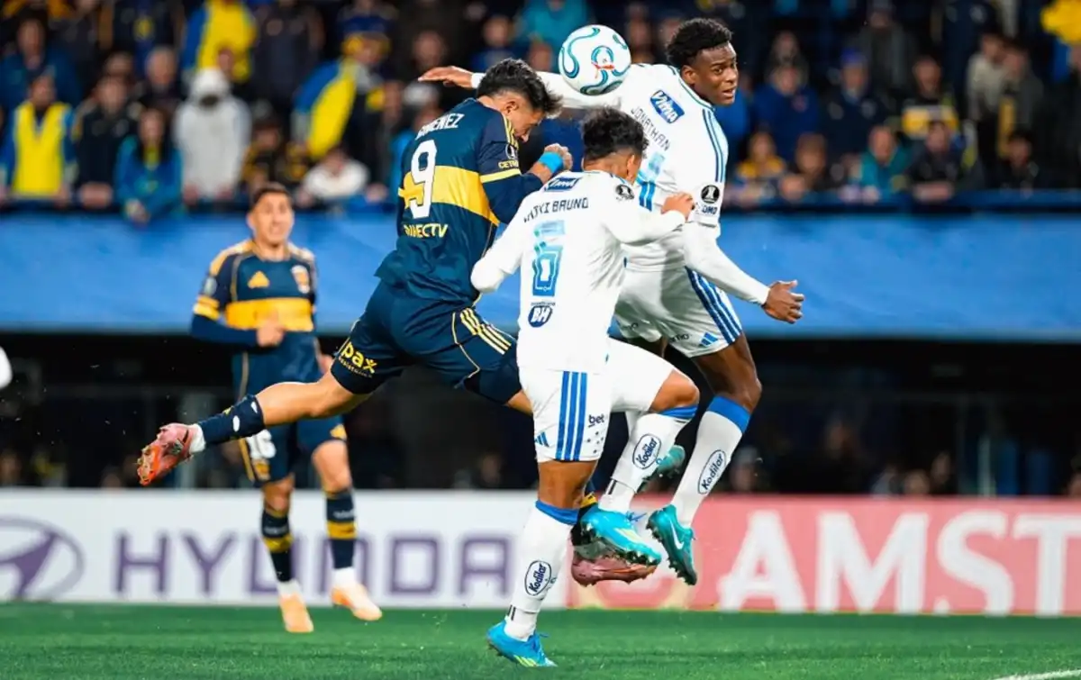 LUCHA EN LAS ALTURAS. Milton Giménez, que no tuvo un buen partido, pelea por el balón entre Jonathan Jesús y Kaiki Bruno, de Cruzeiro.