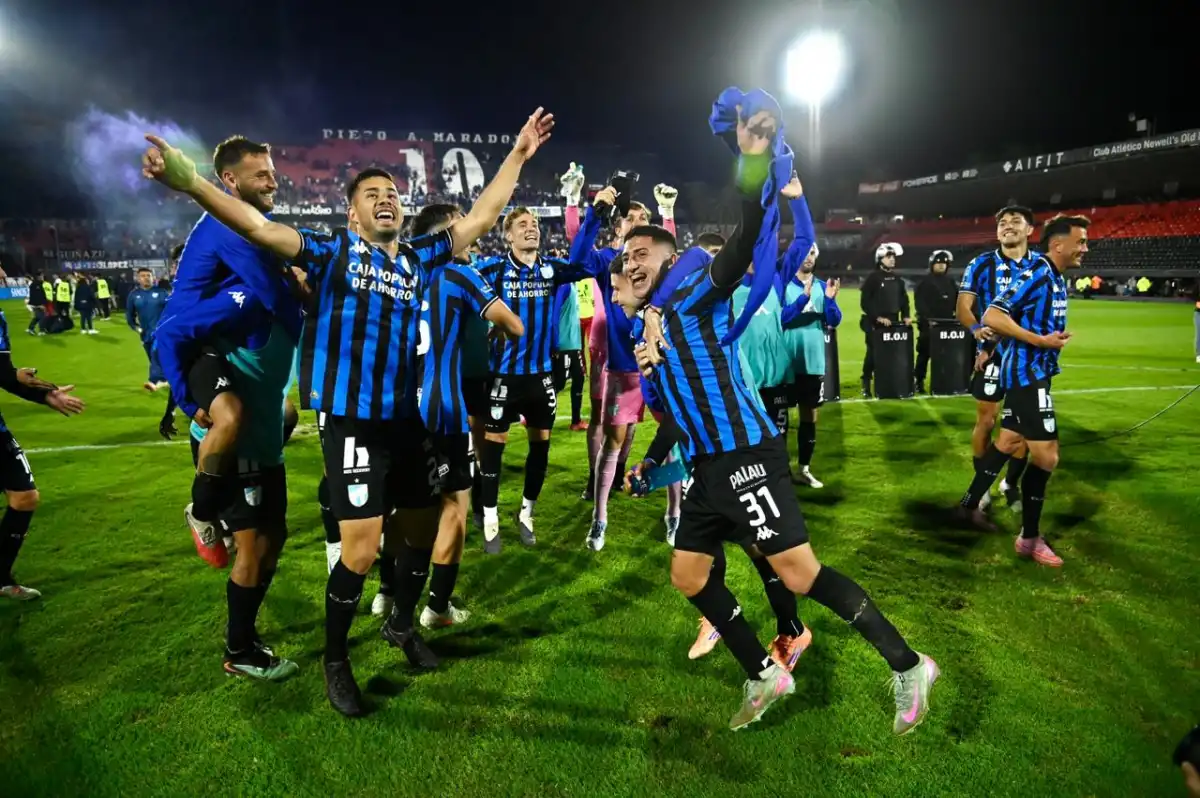 FESTEJOS. Tras la clasificación a octavos de Copa Argentina, los jugadores decanos se mostraron euforicos.