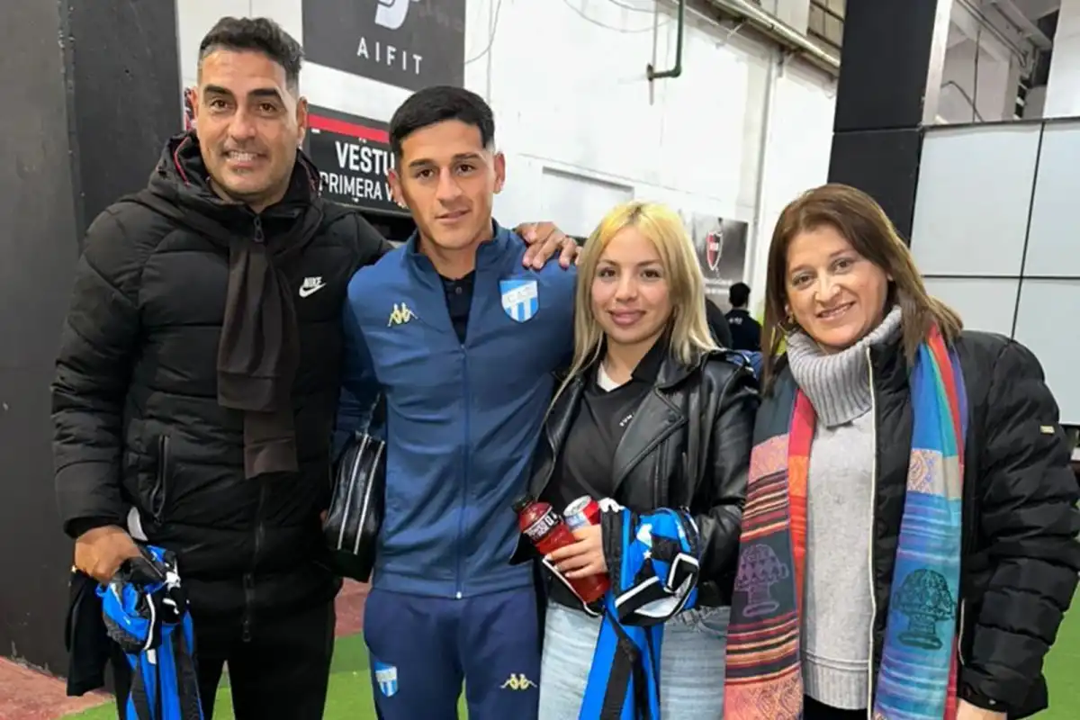 BROCHE DE ORO. César, Nicole y Rosa (de izquierda a derecha) acompañan al protagonista, Leonel Vega, en la salida de los vestuarios tras la victoria de Atlético sobre Talleres.