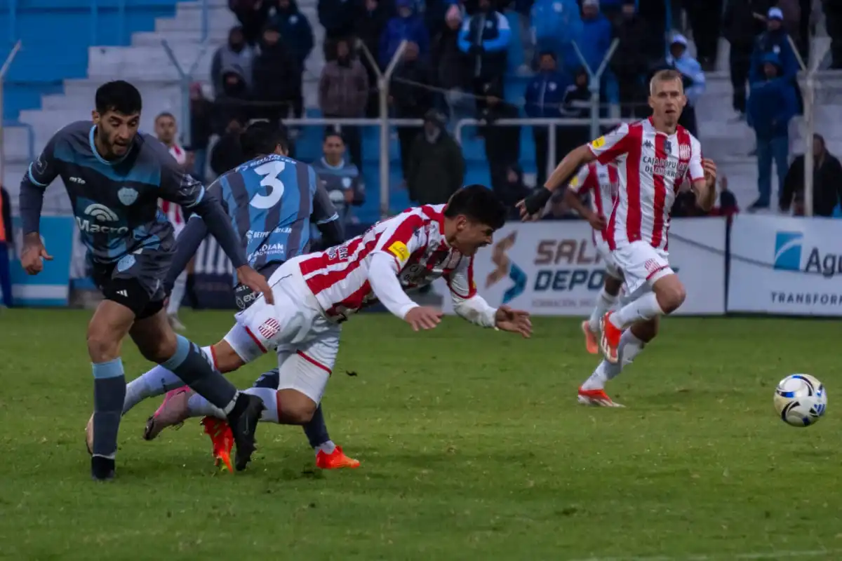 CHOQUE. Facundo Pons cae tras disputar la pelota en Salta. Diego Diellos acompaña la acción en una noche donde el doble “9” del “Santo” nunca logró pesar frente a Gimnasia y Tiro.