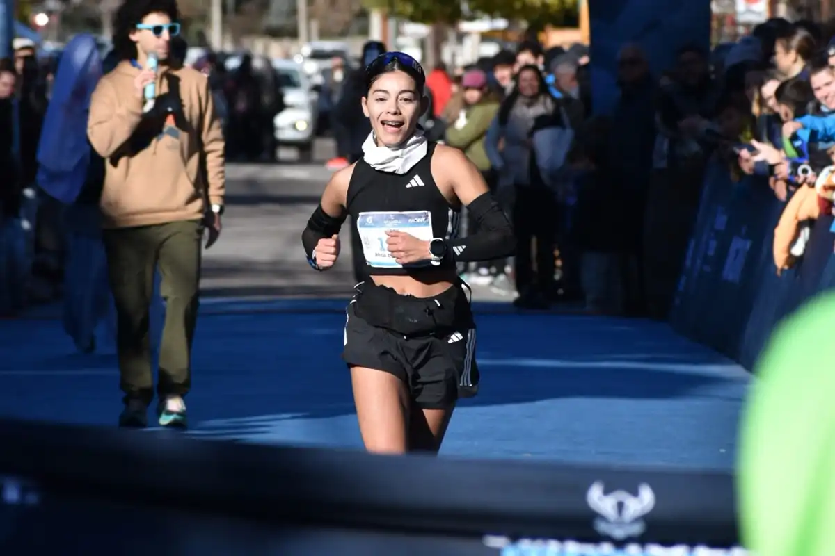 META. La tucumana atravesó el tramo final de la Valhöll Ultra Trail en soledad rumbo al triunfo en Córdoba.