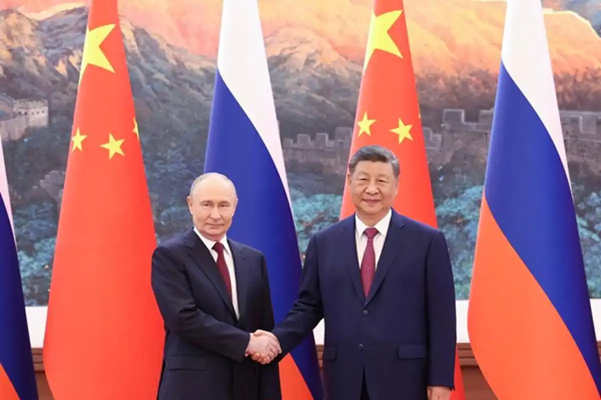 El presidente chino Xi Jinping y el presidente ruso Vladimir Putin. FOTO X @XHNews