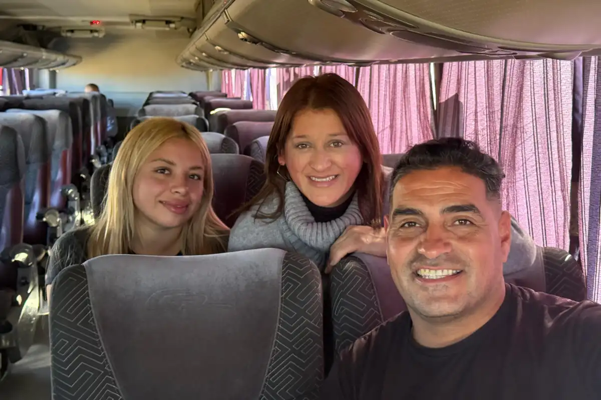 SONRÍEN A PESAR DE TODO. Los padres y la novia de Leonel Vega no ven las horas de llegar a Rosario para poder ver en acción al volante tucumano.