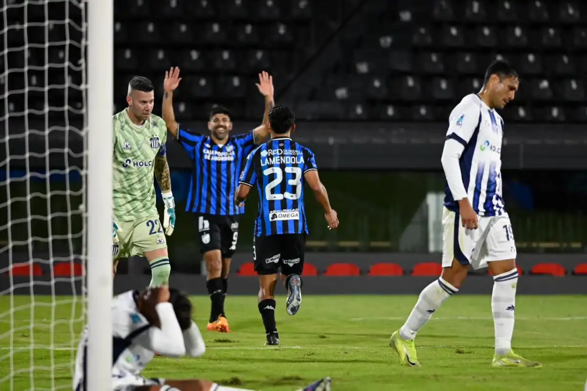 Tras un centro de Leandro Díaz, Laméndola anotó el 3-0 frente a Talleres.