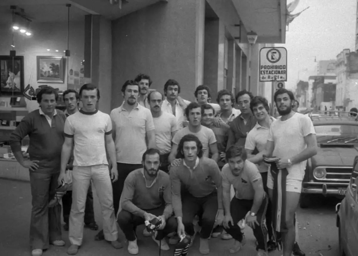 RECUERDO. El plantel de Uruguay, con Canessa, por calles de Tucumán.