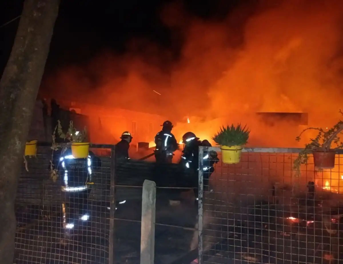 TRAGEDIA. Los bomberos voluntarios de Los Nogales trabajaron para extinguir las llamas.