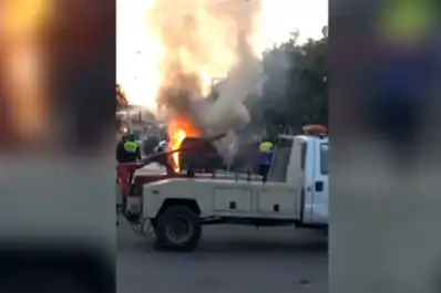 Una camioneta se incendió luego de un choque en Barrio Sur