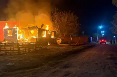 Tragedia en Lastenia: un niño de 5 años murió al incendiarse una casa de madera