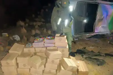 Volcó mientras manejaba alcoholizado y descubrieron que llevaba álbumes y figuritas del Mundial 2026 de contrabando