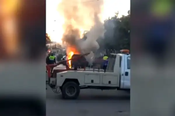 Se incendió por completo una camioneta en Barrio Sur
