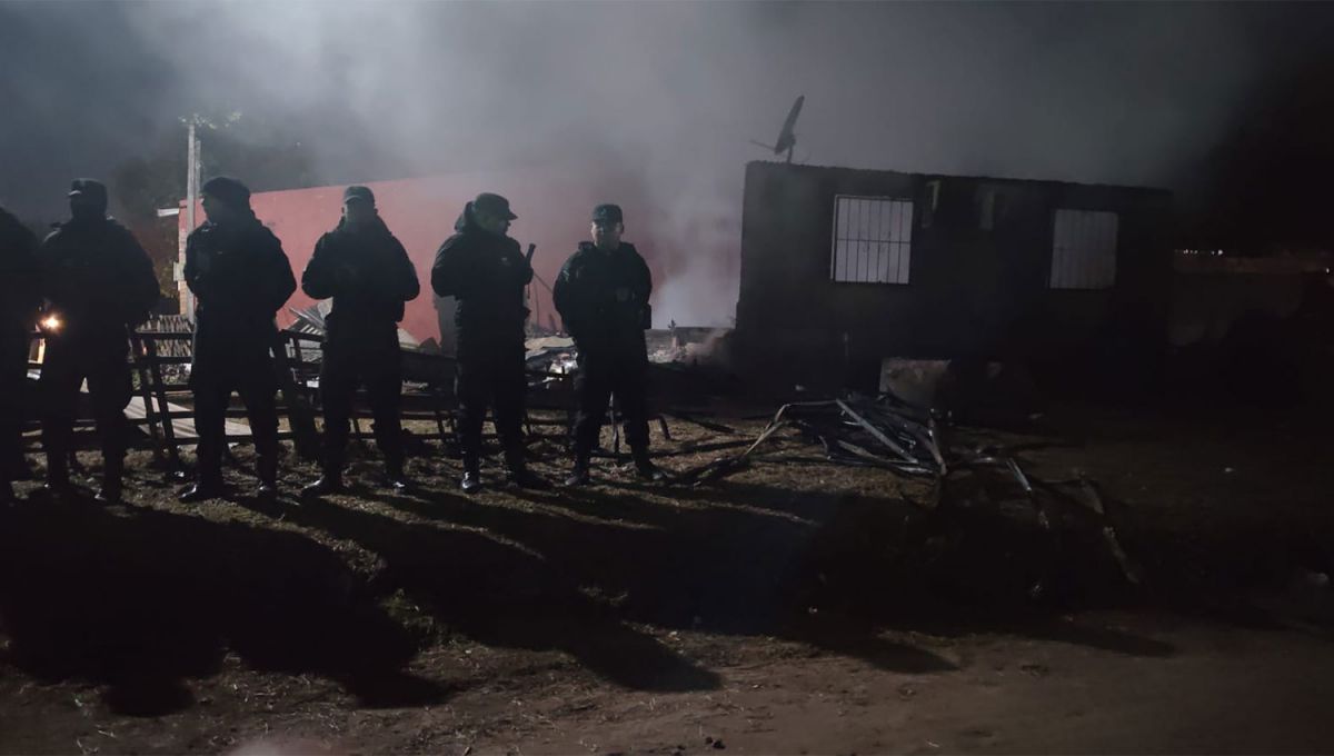 DESTRUIDA. La casa prefabricada quedó reducida a cenizas esta madrugada en Lastenia.