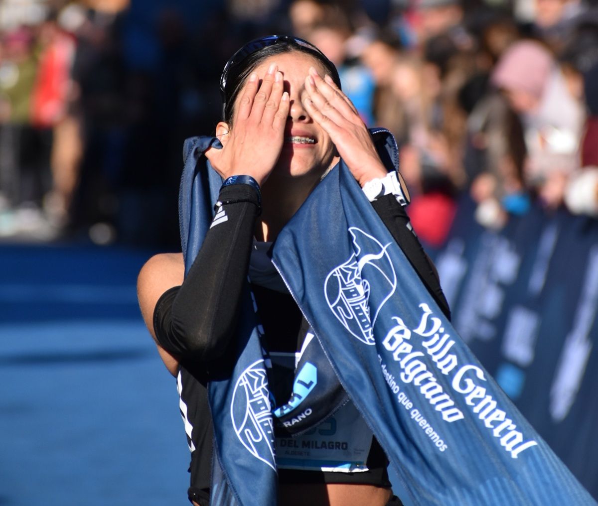 EMOCIÓN. Alderete se tapó el rostro apenas terminó la carrera, todavía impactada por todo lo que acababa de conseguir.