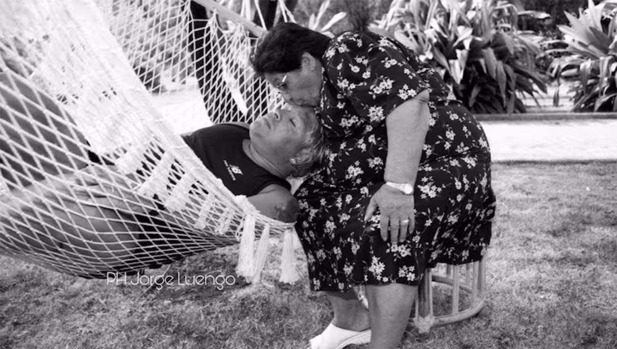 LA MÁS ENTRAÑABLE. Luengo eligió una postal de los años en Cuba en la que Doña Tota le besa la frente a un Diego dormido en una hamaca paraguaya. 