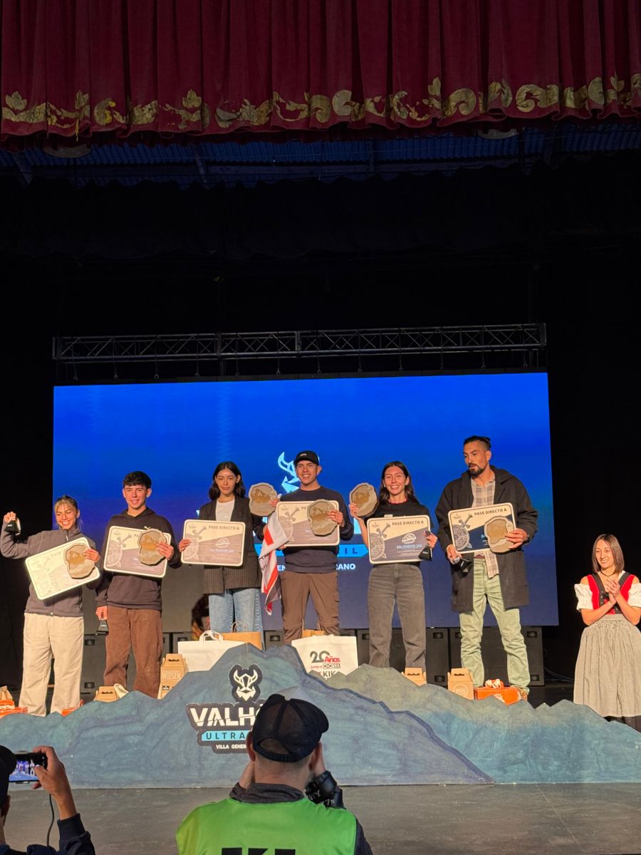ORGULLO. La tucumana compartió escenario junto a otros ganadores durante la ceremonia de premiación en Córdoba.
