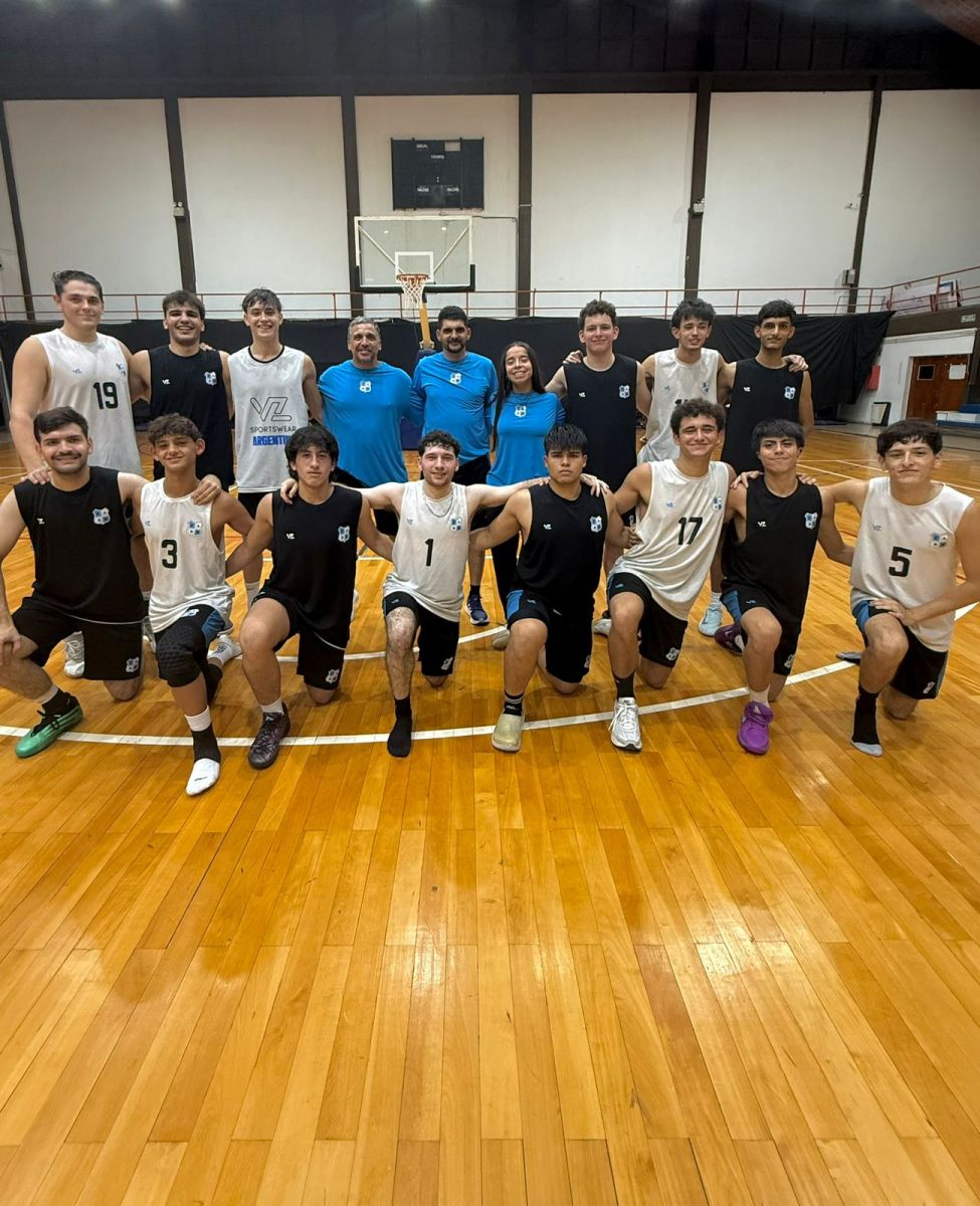 PLANTEL. La Selección U-21, que viajará a Polonia, posa para la foto con Luca Montero (tercero de derecha a izquierda, arriba) listo para la acción.