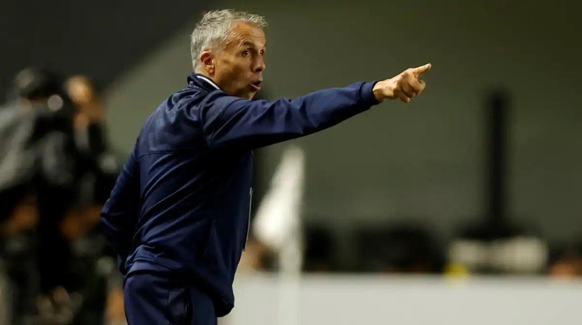 El DT de San Lorenzo denunció que hinchas de Santos lo golpearon tras el partido