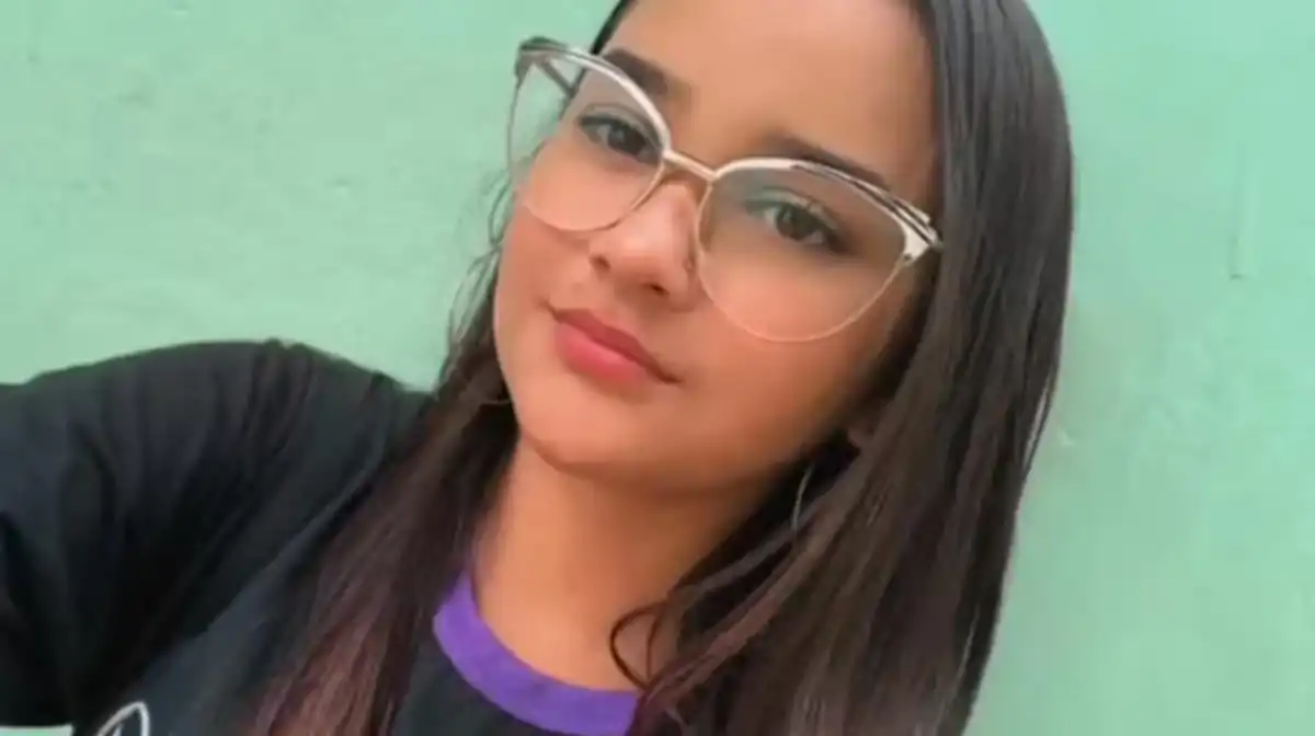 Tragedia en Brasil: una adolescente murió electrocutada mientras se planchaba el pelo