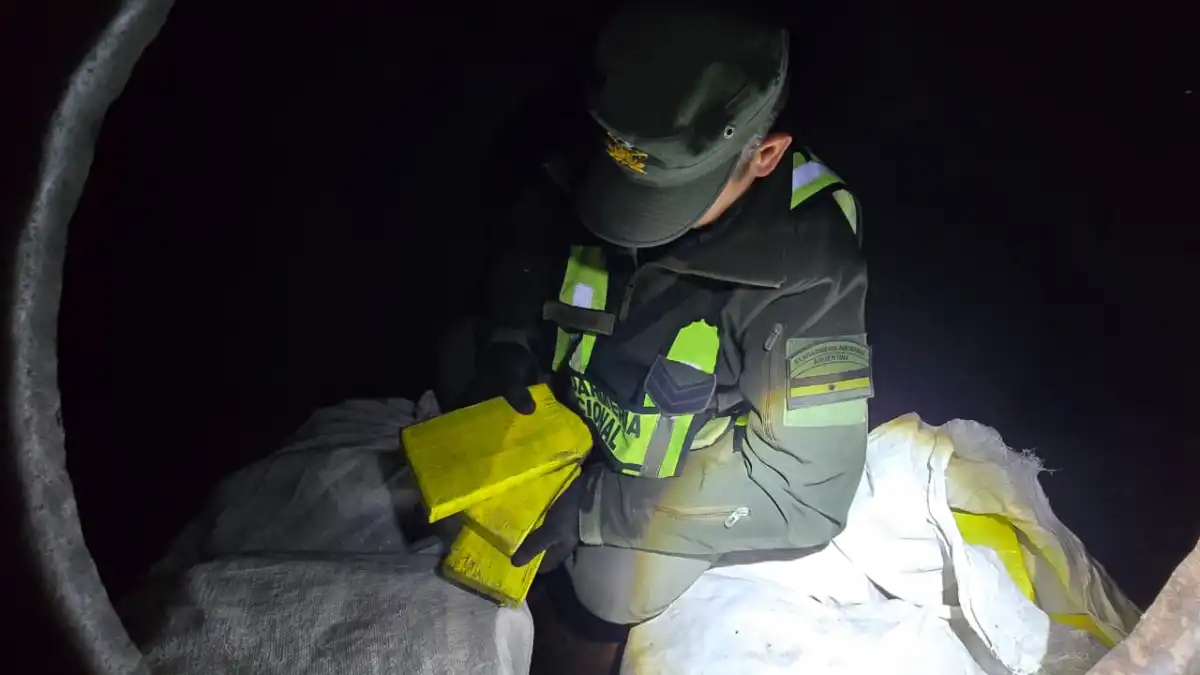 Encuentran más de 112 kilos de cocaína ocultos en un camión cisterna en Salta