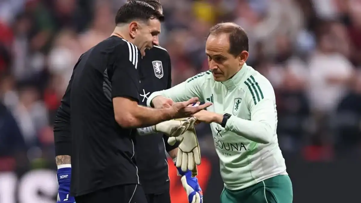 ¡QUÉ DOLOR! Dibu Martínez sufrió una lesión en su mano, en el precalentamiento de la final entre Aston Villa y Friburgo.