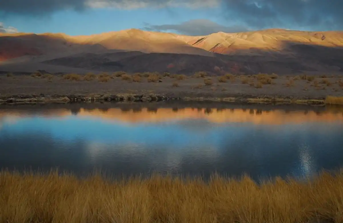 El paisaje inhóspito del salar da un toque místico a las lagunas que cambian de color.