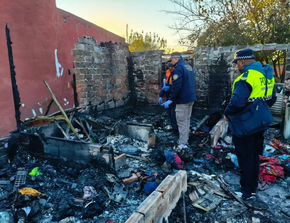 ANÁLISIS. Peritos revisan los restos de la vivienda incendiada en Lastenia.