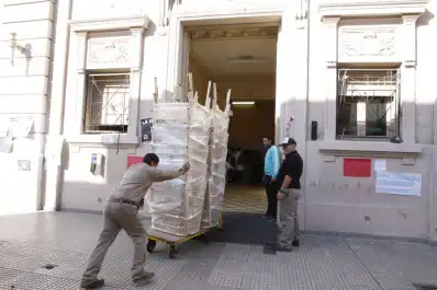 Tras la protesta de la comunidad educativa, la Escuela Normal recibió pupitres