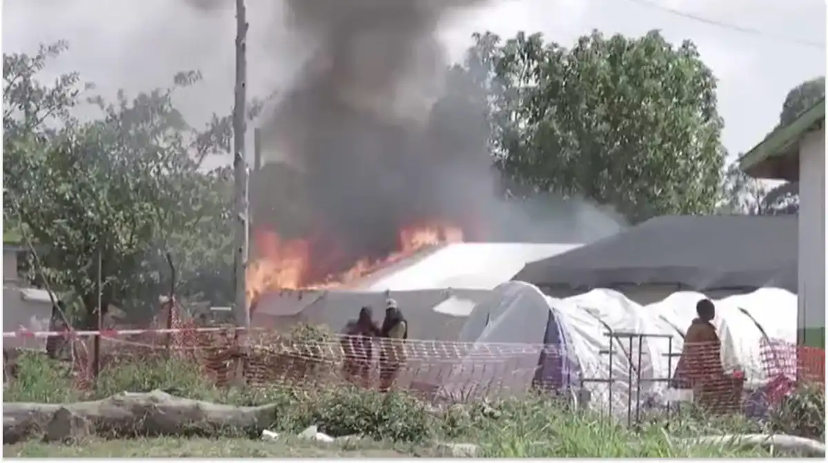 Seis con ébola pacientes cumplían su aislamiento en las carpas que fueron atacadas.