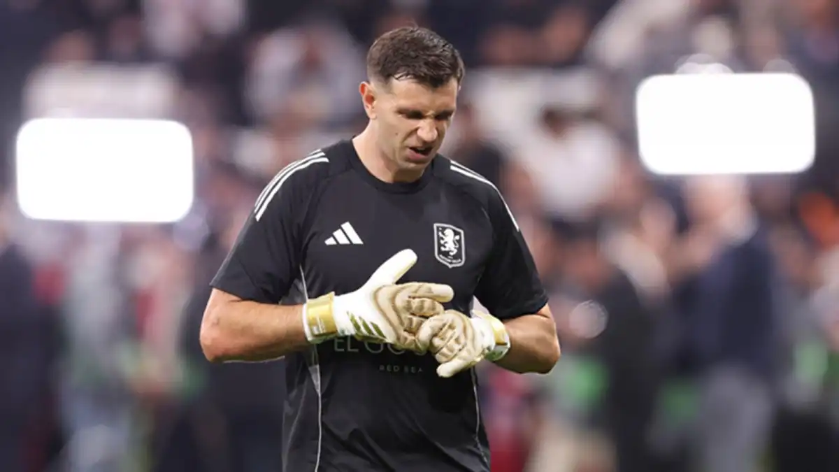 DOLOR. Emiliano Martínez se sostiene su dedo anular tras sufrir un golpe en el calentamiento previo a la final de la Europa League con Aston Villa.