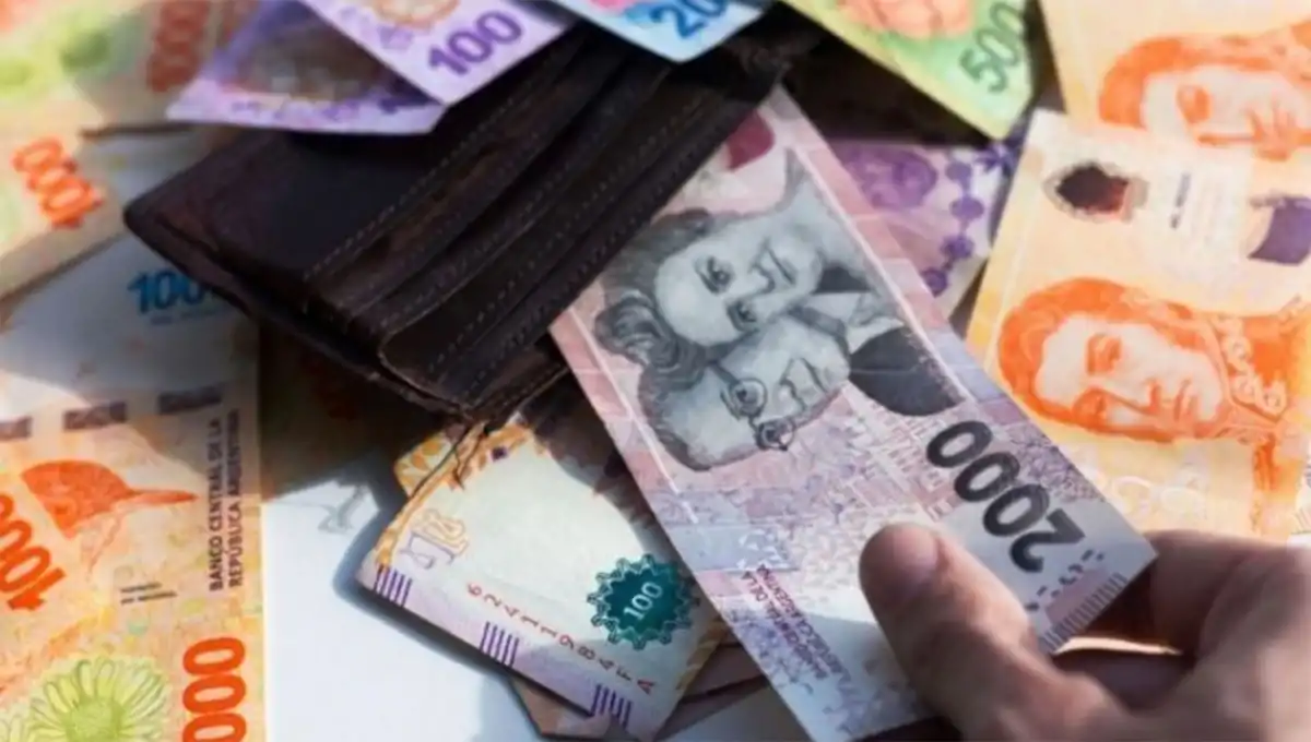 DOS PARTES. El 20% de los haberes para los empleados públicos podrá cobrarse desde el próximo jueves en todos los cajeros automáticos de la provincia.