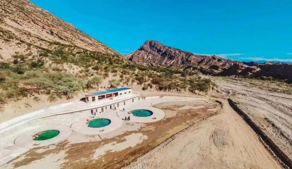Termas de Villa Vil, un encuentro entre montañas y aguas que brotan del suelo. 