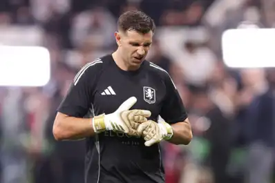Alarma en la Selección: Dibu Martínez sufrió una fractura en un dedo y peligra su participación en los amistosos previos al Mundial