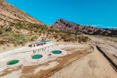 Termas, castillos naturales y paisajes únicos: el pueblito escondido ideal para una escapada cerca de Tucumán
