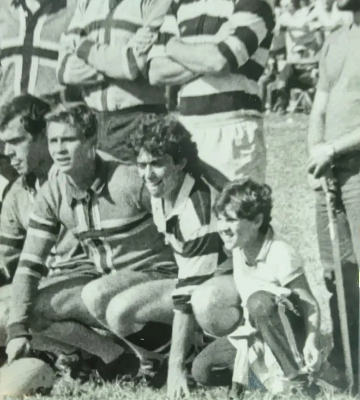 UNA IMAGEN. Alejandro Puccio y Leandro Toll posan abrazados cuando disputaron un partido en 1984; volver a verla disparó recuerdos en el rugbier tucumano sobre su contacto con el jugador condenado por crímenes.