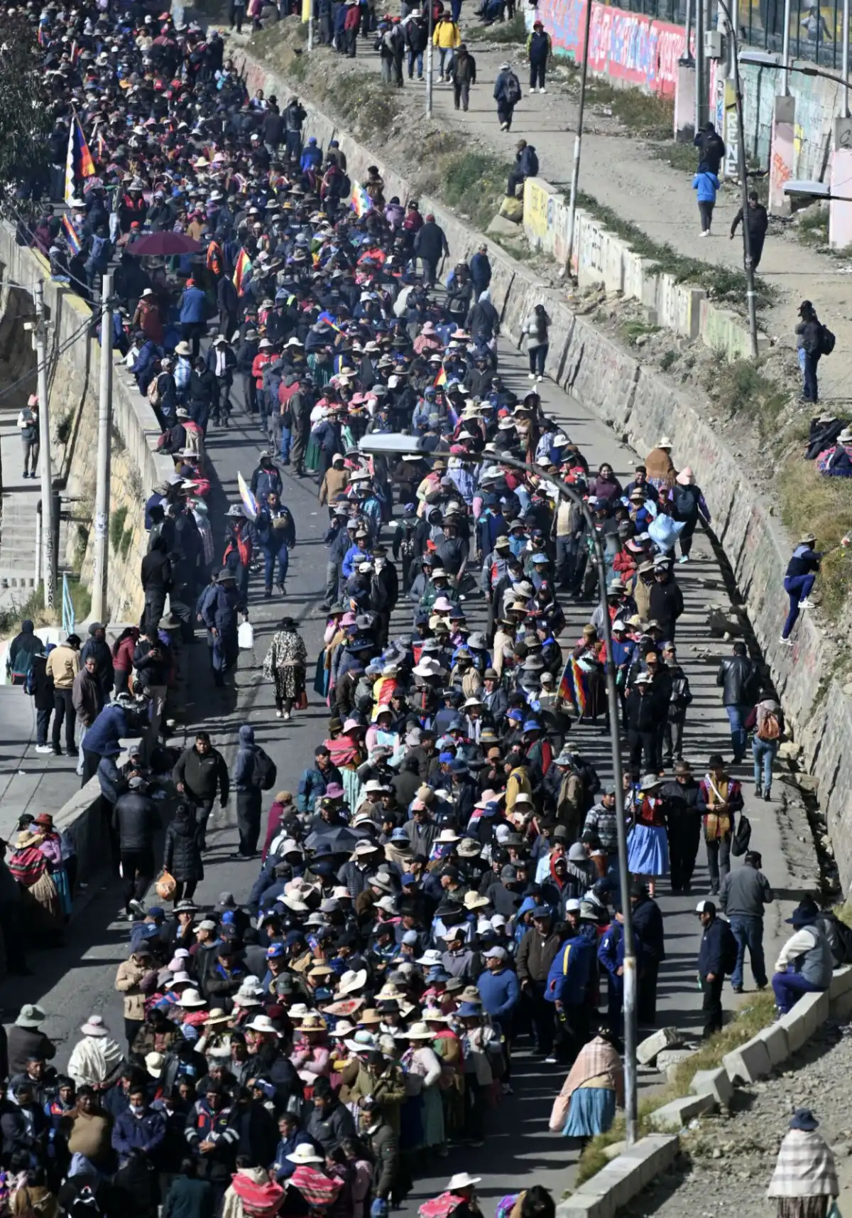 MARCHA. Miles de bolivianos caminaron desde El Alto a La Paz.