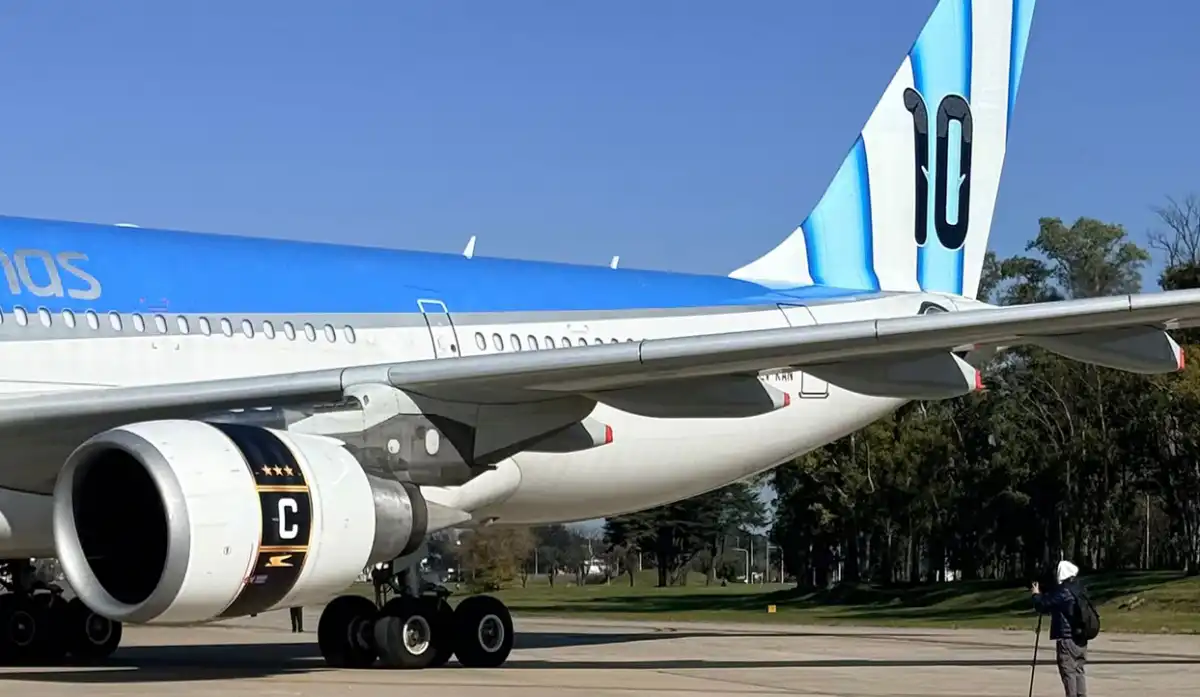 Aerolíneas presnetó su nuevo avión renovado con las insignias argentinas. 