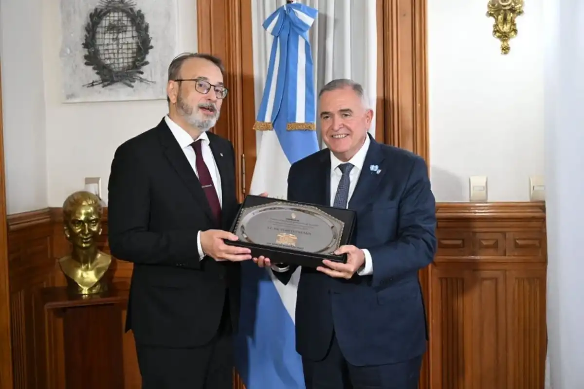 CERCANOS. El diplomático ucraniano estuvo en la Casa de Gobierno.